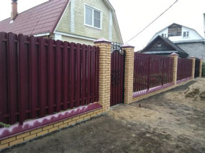 Забор из евроштакетника с кирпичными столбами